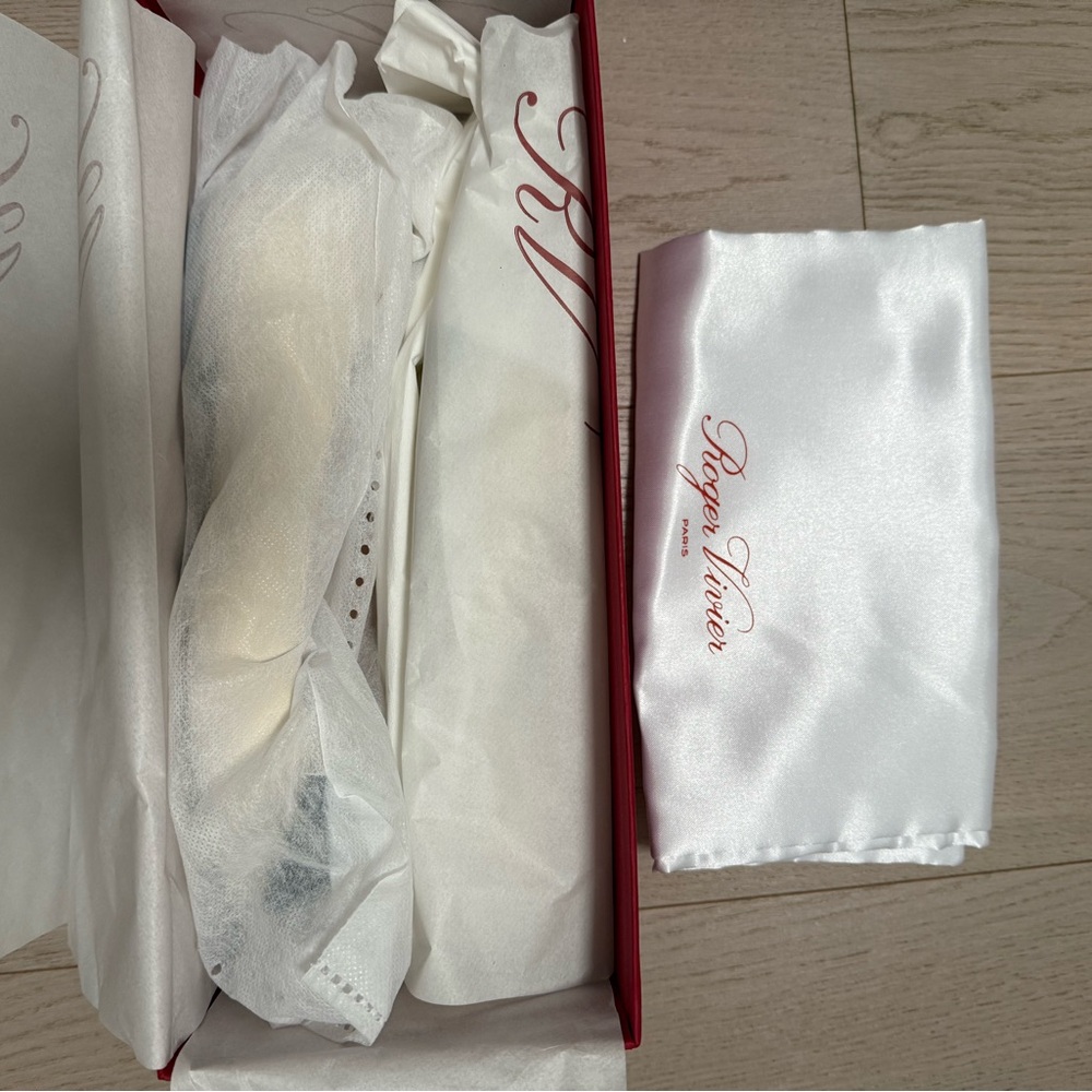 Roger Vivier Gommettine Ballerinas in leather (off-white), size 7, NEW - Picture 8 of 10